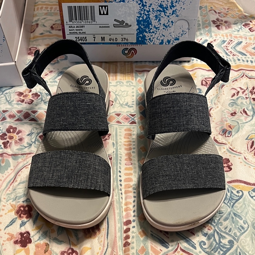 Clarks Cloud steppers Navy Sandals, New with Box.  Size 7M